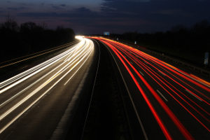 21 bis 30 km/h zu schnell: Auf einer Autobahn drohen andere Bußgelder als in einer Ortschaft.