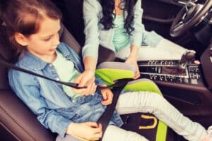 Ab wann darf ein Kind im Auto vorne sitzen? Dazu gibt es keine gesetzlichen Vorgaben.