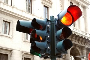 An einer roten Ampel mit Grünpfeil gibt es fürs Abbiegen eine Sonderregelung