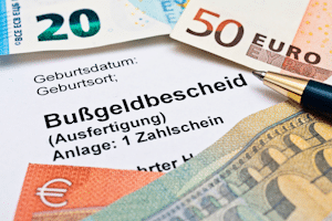 Abgesenkter Bordstein: Für unrechtmäßiges Parken droht eine Strafe.