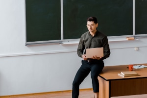 Über den genauen Ablauf vom Theorieunterricht in der Fahrschule entscheidet normalerweise der Fahrlehrer.