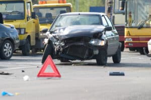 Zur Absicherung der Unfallstelle platzieren Sie ein Warndreieck. 