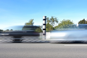 Abstandsmessung auf der Autobahn: Auch Blitzer können Fehler aufweisen.