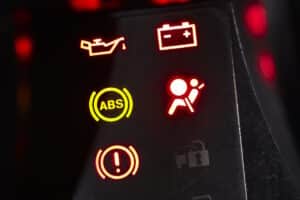 Leuchtende Airbag-Kontrollleuchte: Rot oder gelb bedeuten ein Problem im System.