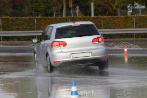 Es gibt einige Anbieter, die ein Fahrsicherheitstraining durchführen.