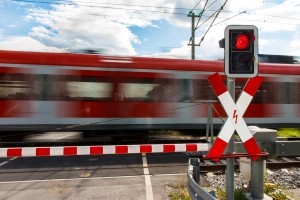 An einem Bahnübergang mit Andreaskreuz sollten Sie bei Gefahr immer halten.