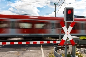 Zehn Meter vor dem Andreaskreuz gilt das Halteverbot.