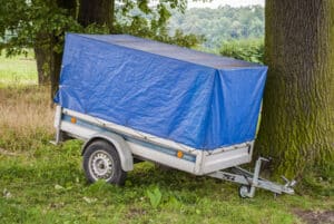 Mit einem Anhänger darf unter bestimmten Voraussetzungen maximal 100 km/h gefahren werden.