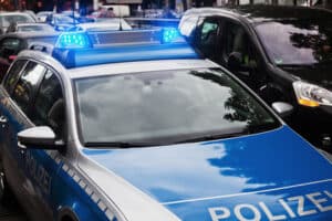 Eine Anzeige wegen Fahrerflucht bei der Polizei ist auch gegen Unbekannt sinnvoll.