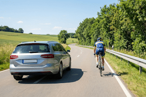 Autofahrer, die außerorts ein Fahrrad überholen, müssen einen Abstand von 2m einhalten.