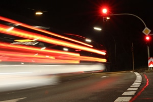 Außerorts zu schnell: Wiederholungstäter müssen mit Fahrverboten rechnen. 