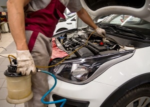 Das Auto macht Geräusche beim Gasgeben? Hier kann ein Problem im Motor vorliegen.