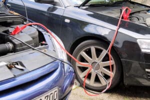 Auto überbrücken, Starthilfe bei leerer Autobatterie!