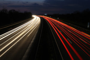 Auch auf der Autobahn können Sie geblitzt werden. Der Einsatz von Radarwarnern ist dabei verboten.