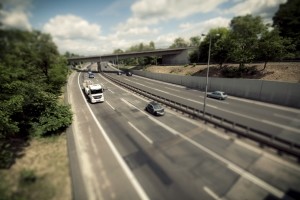 Auf der Autobahn müssen LKW-Fahrer eine Mautgebühr entrichten.