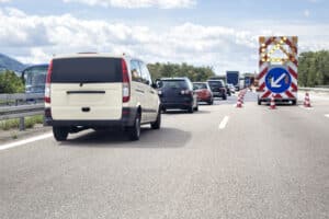 Auf der Autobahn kann ein Unfall auch schnell an Baustellen passieren, da hier andere Geschwindigkeitsvorgaben herrschen.