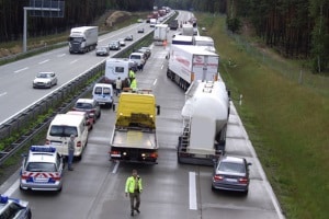 Auf Autobahnen muss im Stau (z. B. bei einem Unfall) eine Rettungsgasse gebildet werden.