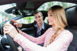 Die ersten Fahrstunden sind häufig ein Highlight in der Autofahrschule.