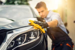 Beschädigter Autolack: Eine Reparatur per Smart Repair ist meist möglich.