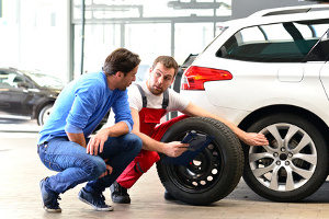 Bei Autoreifen zeigt die Kennzeichnung technische Parameter.