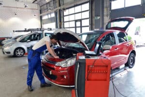 Die Autoreparatur übernimmt die Versicherung in den meisten Fällen.