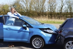 Autounfall wegen Handy: Bei grober Fahrlässigkeit zahlt oft selbst die Kaskoversicherung nicht.