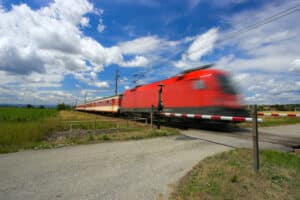 An einem Bahnübergang müssen Sie besonders vorsichtig fahren.