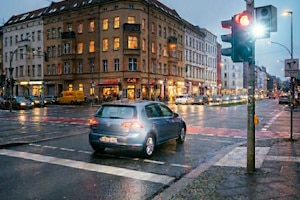 Bei Rot geblitzt: Ein Fahrverbot ist bei einem qualifizierten Rotlichtverstoß immer vorgesehen.