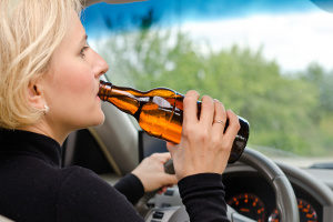 Bier trinken beim Autofahren: Keine gute Idee, aber legal.