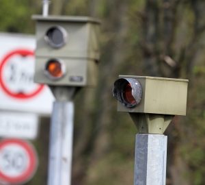 Blitzer sind oft am Straßenrand zu finden und zeichnen Geschwindigkeitsverstöße auf.