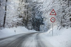 Beim Blitzer-Aufstellen gelten Vorschriften, z. B. wie nah ein Blitzer hinter einer Geschwindigkeitsbegrenzung stehen darf.