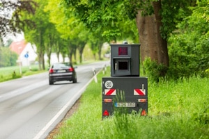 Erwischt Sie ein Blitzer auf der Landstraße, ist das Bußgeld genauso hoch wie beim Verstoß auf der Autobahn.