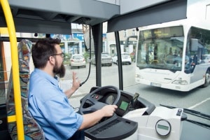 Das Mindestalter, um einen Bus mit Anhänger lenken zu dürfen, liegt bei 21 Jahren.