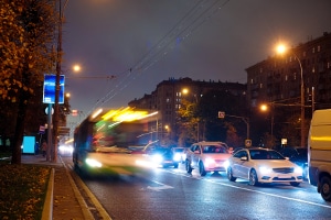 An einem an einer Haltestelle haltenden Bus dürfen Autofahrer langsam vorbeifahren.