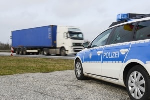 Fahrer mit ausländischem Wohnsitz müssen das Bußgeld vor Ort als Sicherheitsleistung bezahlen.