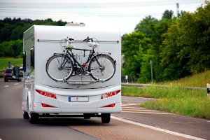 Teilweise droht nicht nur ein Bußgeld, wenn Ihr Wohnmobil überladen ist. Auch die Weiterfahrt kann untersagt werden.