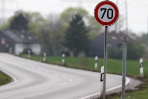 Ein Bußgeld kann beim zu schnell fahren kommen - auch außerorts.