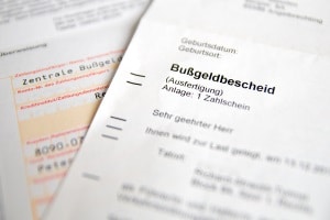 Bußgeldbescheid erhalten? Beim Einspruch muss eine Begründung zunächst nicht angegeben werden.