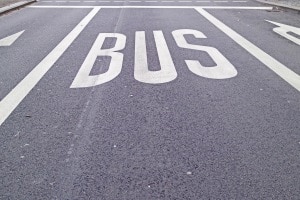 Auf der Busspur darf außer dem Bus niemand parken oder fahren.