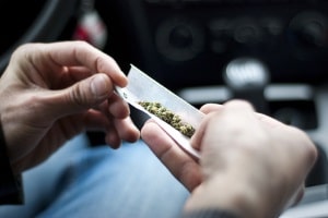 Cannabis und Autofahren: Was sagt der Gesetzgeber?