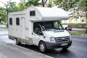 Generell darf ein Wohnmobil nicht auf einem speziellen Pkw-Parkplatz parken.