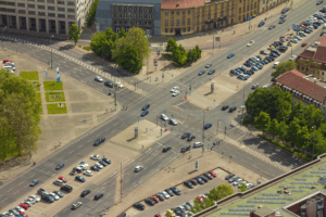 Defensives Fahren verhindert Unfälle, etwa wenn andere die Vorfahrtsregeln an Kreuzungen falsch auslegen.