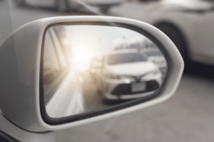 Defensives Fahren in der Praxis: Ein Blick in den Seitenspiegel zeigt Ihnen die Situationen hinter dem Fahrzeug.