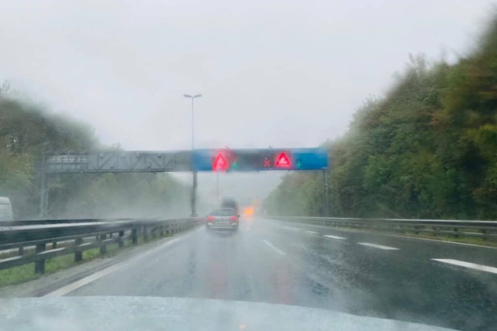 Der Scheibenwischer Funktioniert Nicht Woran Kann Das Liegen Scheibenwaschanlage funktioniert nicht: Gründe und Kosten