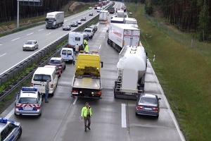 Dreispurige Autobahn: Wenn Sie rechts überholen und dies verboten war, kann schnell ein Unfall entstehen.