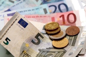 Die durchgezogene Linie zu überfahren, ist mit einem Bußgeld im Bußgeldkatalog bestimmt