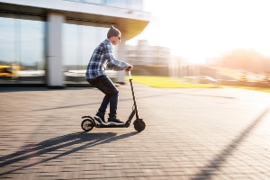 Darf mit dem E-Scooter 45 km/h, 25 km/h oder nur 20 km/h gefahren werden?