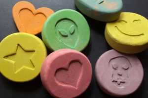 Wie lange bleibt Ecstasy im Blut? Normalerweise maximal 24 Stunden.