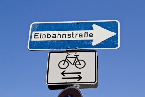 Radfahrern droht in der Einbahnstraße ein Bußgeld – wenn kein Zusatzschild beide Richtungen freigibt. 