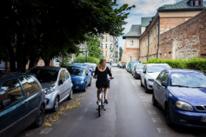 Möchten Sie in der Einbahnstraße links parken, ist das grundsätzlich erlaubt. Sie müssen nur auf Fahrradfahrer achtgeben.